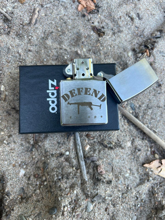 Original Zippo mit Lasergravur – „Defend“-Edition